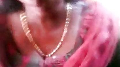படுக்கையில் ஒரு பையனுடன் பொன்னிற மற்றும் அழகி கே தங்குமிடம்