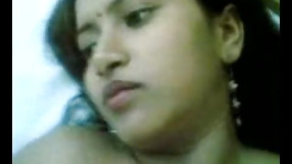 அழகி சுற்றி தனியா இதில் லின் குத செய்கிறார்