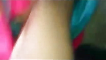 பிரட் ரோஸி மூன்று அமெரிக்க நாட்டுக்காரன் தனது விரல்களை இளஞ்சிவப்பு மொட்டுக்குள் ஓடுகிறார்