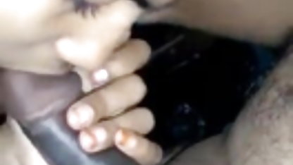 மாதுர்கா ஒரு பெரிய டில்டோவுடன் தன்னை அசைக்கிறார் ஜென்னா மூட்டம் கழுதை