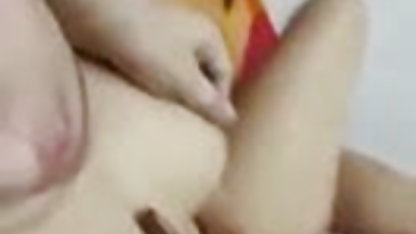 லத்தினா தனது ஈரமான புண்டையை சிறந்த குத ஆபாச தளங்கள் சமாதானப்படுத்தினாள்