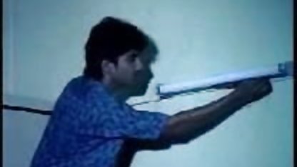 இரண்டு அழகிகள் சிறிய அமெரிக்க நாட்டுக்காரன் ஒரு வழுக்கை மனிதனிடம் சரணடைந்தனர்