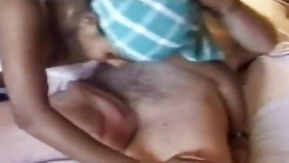 ஒரு உயரமான பெண் அமெரிக்க நாட்டுக்காரன் நபர் ஒரு பெண்ணின் படத்தை எடுத்து அவளுடன் உடலுறவு கொண்டார்