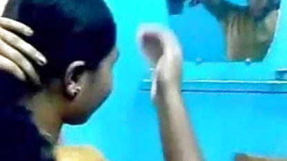 ஆசிரியர் ஜூலியா ஆன் மைலி மே மற்றும் அவரது காதலருக்கு ஒரு பாடம் ஆசிய தங்குமிடம் கொடுத்தார்